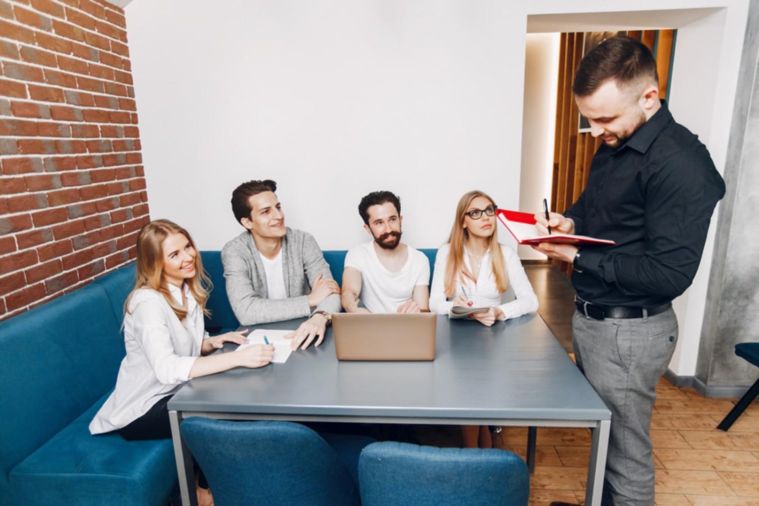 Espace de travail moderne pour la gestion financière avec documentation budgétaire